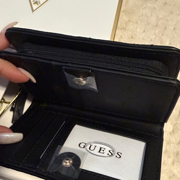 GUESS wallet - Picture 3 of 3